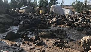 Ağrı'da sel kayaları köyün ortasına kadar sürükledi: Kalp krizi geçiren kadın vefat etti 