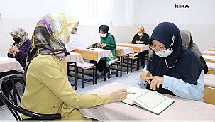 55 yaşında olan işitme engelli kadın Kur'an-ı kerimi öğrendi 