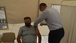 Ağrı Sağlık İl Müdürü çay bahçesine giderek vatandaşları aşı olmaya ikna etti 