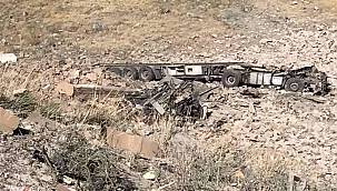 Tendurek'te şarampole yuvarlanan tırın şoförü ve arkadaşı vefat etti 