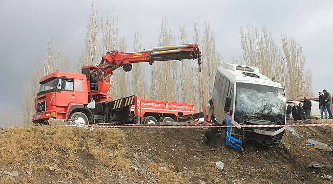 Ağrı'da devrilen belediye minibüsünde 8 kişi yaralandı