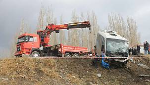 Ağrı'da devrilen belediye minibüsünde 8 kişi yaralandı 