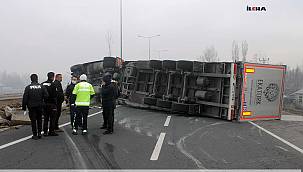 Ağrı'da tır devrildi