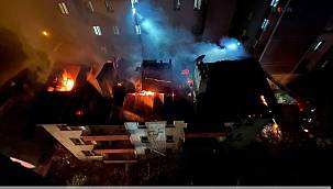 Çatı katında başlayan yangın bütün binayı etkisi altına aldı 