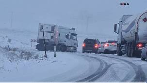 Ağrı'da yağışı ve tipi nedeni ile ulaşımda aksamalar yaşanıyor 