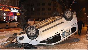 Buz tutan yolda araç ters döndü