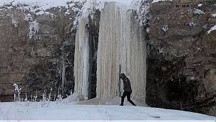 Eksi 26 gösterdiği Ağrı'da 5 metrelik buz sarkıtları oluştu 