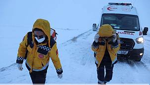 Köy yolları kapalı olan hasta için ekipler harekete geçti