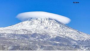 Ağrı Dağı zirvesindeki bulutlar takke şeklini aldı