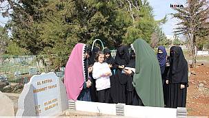 Babasının hafızlık icazeti isteğini kabri başında gerçekleştirdi