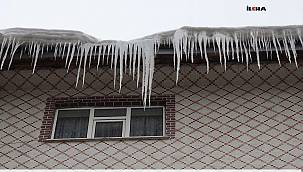 Çatılarda oluşan kar ve buz kütleleri tehlike oluşturuyor