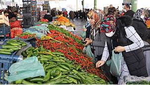 Pazarlarda esnaf ve halk yüksek fiyatlardan şikayetçi