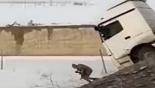 Tırı yavaşlatmak isteyen asker ölümle burun buruna geldi