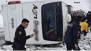 Ağrı'da kayganlaşan yolda devrilen yolcu otobüsünde 13 yaralı