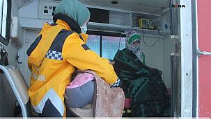 Ağrı'da Yolu kapanan köyde rahatsızlanan anne ve bebeği hastaneye güçlükle ulaştırıldı