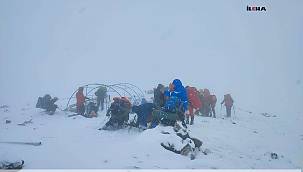 Ağrı Dağı Zirve Tırmanışı yapan dağcılara hava şartları engel oldu 