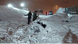 Bitlis'te park halindeki araçların üzerine çığ düştü