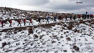 Zirve için tırmanışı başladı Ağrı Dağı'na doğru dağcılar hareket etti