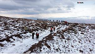 Zirveye ulaşmanın zahmetlerini Ağrı Dağı'nda yaşadılar