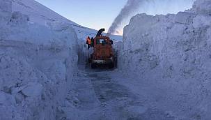 Zorlu hava şartlarında yol açma çalışmaları devam ediyor 