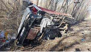 Ağrı'da sürücüsünün kontrolünden çıkan kamyon şarampole yuvarlandı: 5 ölü