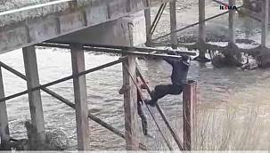 Ağrı'daki dere aniden yükselince 3 kişi mahsur kaldı