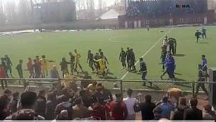 Futbol müsabakasında çıkan kavgada futbolcular polis kontrolünde sahadan ayrıldı