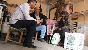 Ji Ewrupa Yetîm Elîyê li Dîyarbekir bi sedan malbatan re alîkarîya Remezanê 