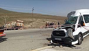 Li Wanê qemyonet û mînîbûsek li hev qelibîn: 13 birîndar 