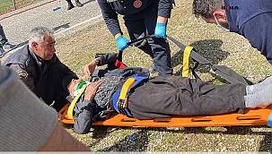 Traktör ile hafif ticari araç çarpıştı: 4 yaralı