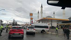 Ağrı’da otomobil ile öğrenci taşıyan okul servisi çarpıştı