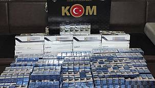 Ağrı'da şüphelenilen araçta çay paketlerine gizlenmiş çok sayıda gümrük kaçağı sigara ele geçirildi