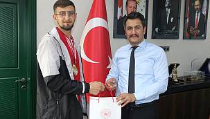 Ağrılı görme Engelli Agit Günay iki farklı kategoride Türkiye şampiyonu oldu