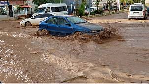 Doğubayazıt'ta sel meydana geldi, bir çocuk vefat etti