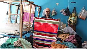 Kilim dokuma mesleğini yarım asırdır sürdürüyor 