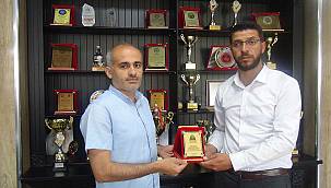 Li Semsûrê ji îdarevan û mamosteyên ku alîkarî dane Pêşbirka Sîyerê re plaket hat teqdîmkirin 