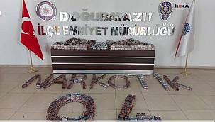 Ağrı'da durdurulan araçta çok sayıda kaçak ilaç ele geçirildi 