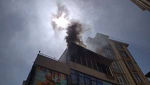 Ağrı'da 4 katlı bir iş yerinin çatı katında yangın çıktı 