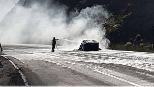 Ağrı'da seyir halindeki lüks araç alev alarak kullanılmaz hale geldi