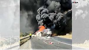 Ağrı'da tır ile kamyon kafa kafaya çarpıştı