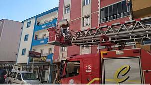 Apartmanın çatı katına yuva yapan arılar itfaiye tarafından indirildi