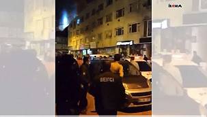 Gençler kendilerini ayıran bekçilerle tartışınca araya polis girdi 