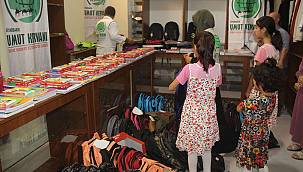 Kerwana Hêvîyê ji xwendekarên mihtac re amûrên qirtasîyeyê belav kir 