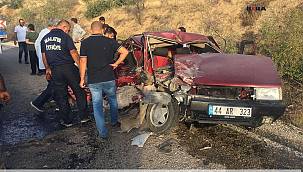Kamyonet ile otomobil çarpıştı: 1 ölü, 4 yaralı
