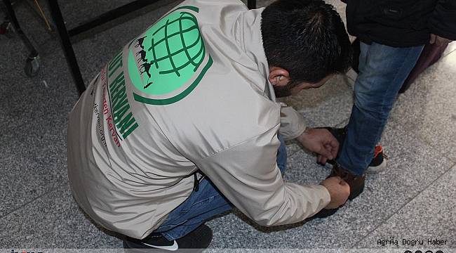 Ağrı Umut Kervanı Derneği onlarca aileye kışlık yakacak, giysi yardımında bulundu