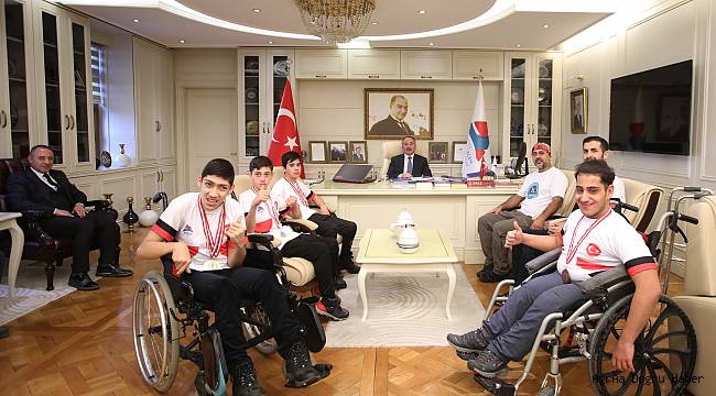 AİÇÜ Rektörü Prof. Dr. KARABULUT Madalya Kazanan Sporcuları tebrik etti