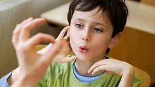 Çocuklarda ekolali dil gelişiminin bir parçası 