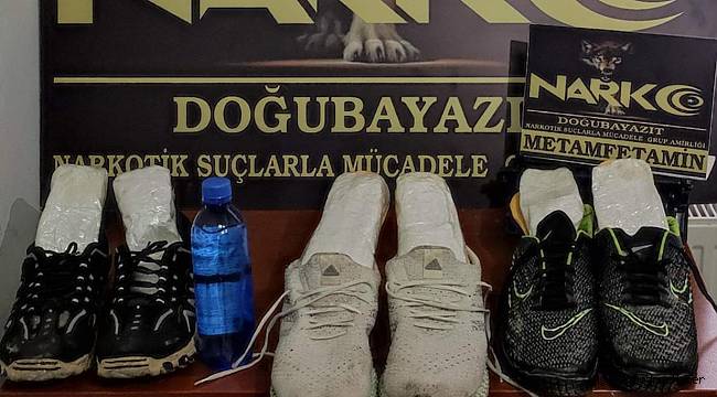 Giydikleri ayakkabıya uyuşturucu saklayan 3 şüpheli yakalandı