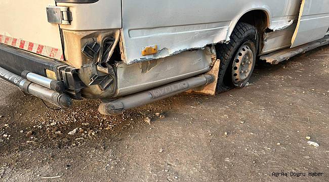 Yolcu minibüsü ile ticari araç çarpıştı