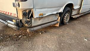 Yolcu minibüsü ile ticari araç çarpıştı 